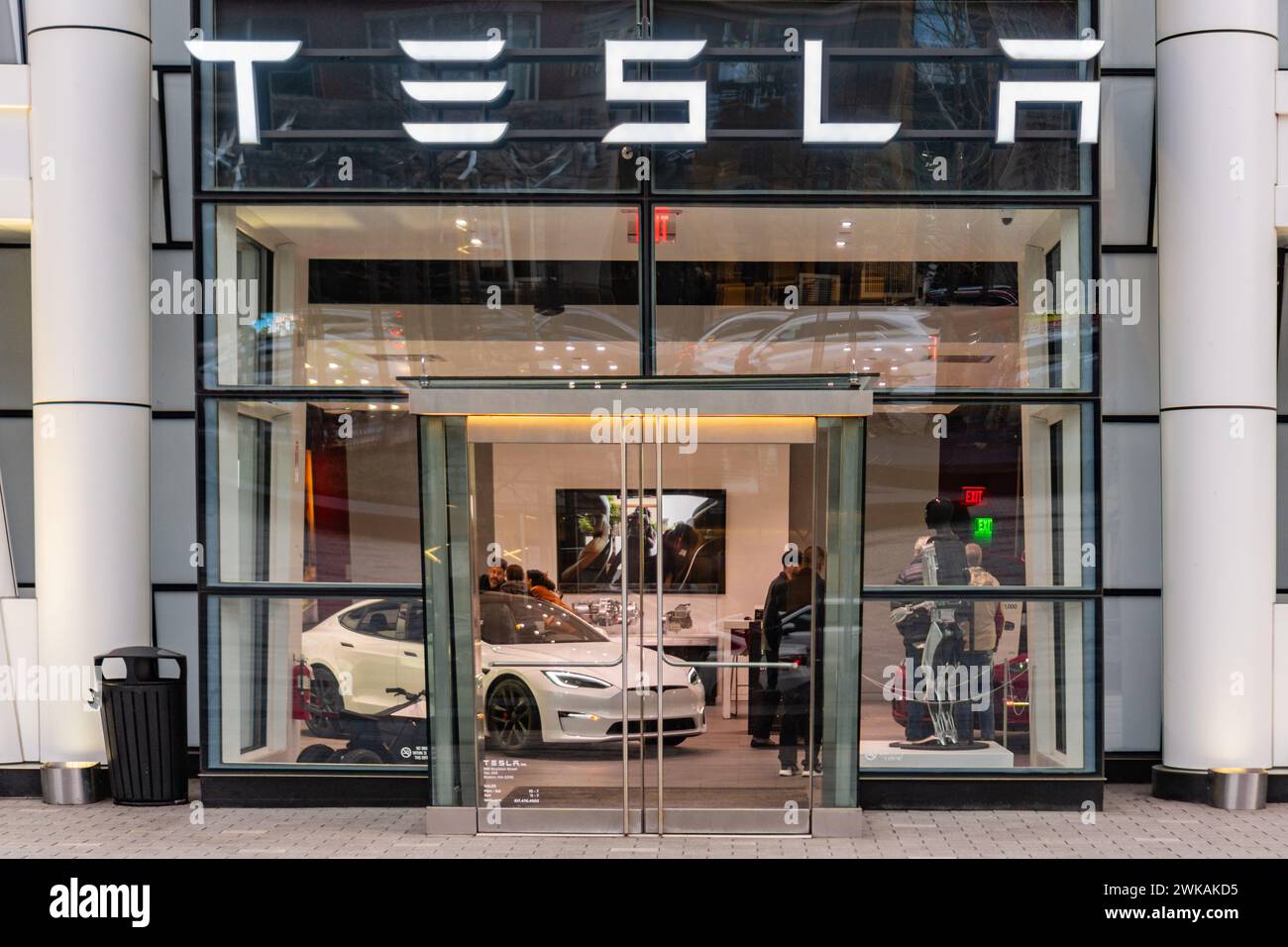 Boston, ma, Stati Uniti - 15 gennaio 2024: Ingresso allo showroom di auto elettriche Tesla con i clienti che guardano i veicoli. Messa a fuoco selettiva intenzionale. Foto Stock