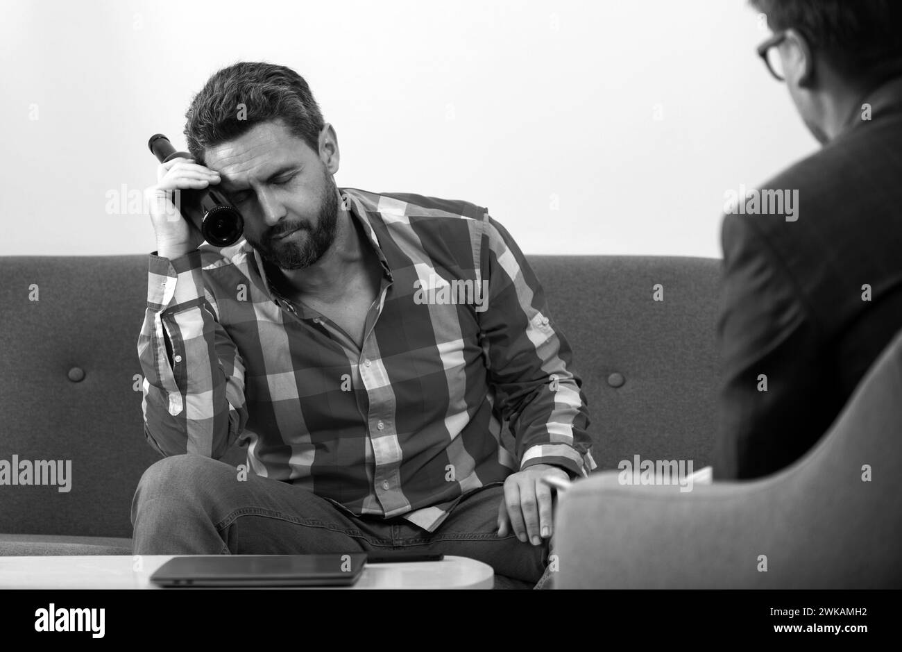 Risolvere il problema, dipendenza da alcol, ubriaco e abuso di alcol. Psicologia, concetto di terapia mentale. Alcolismo, alcolico e psicologo a Foto Stock