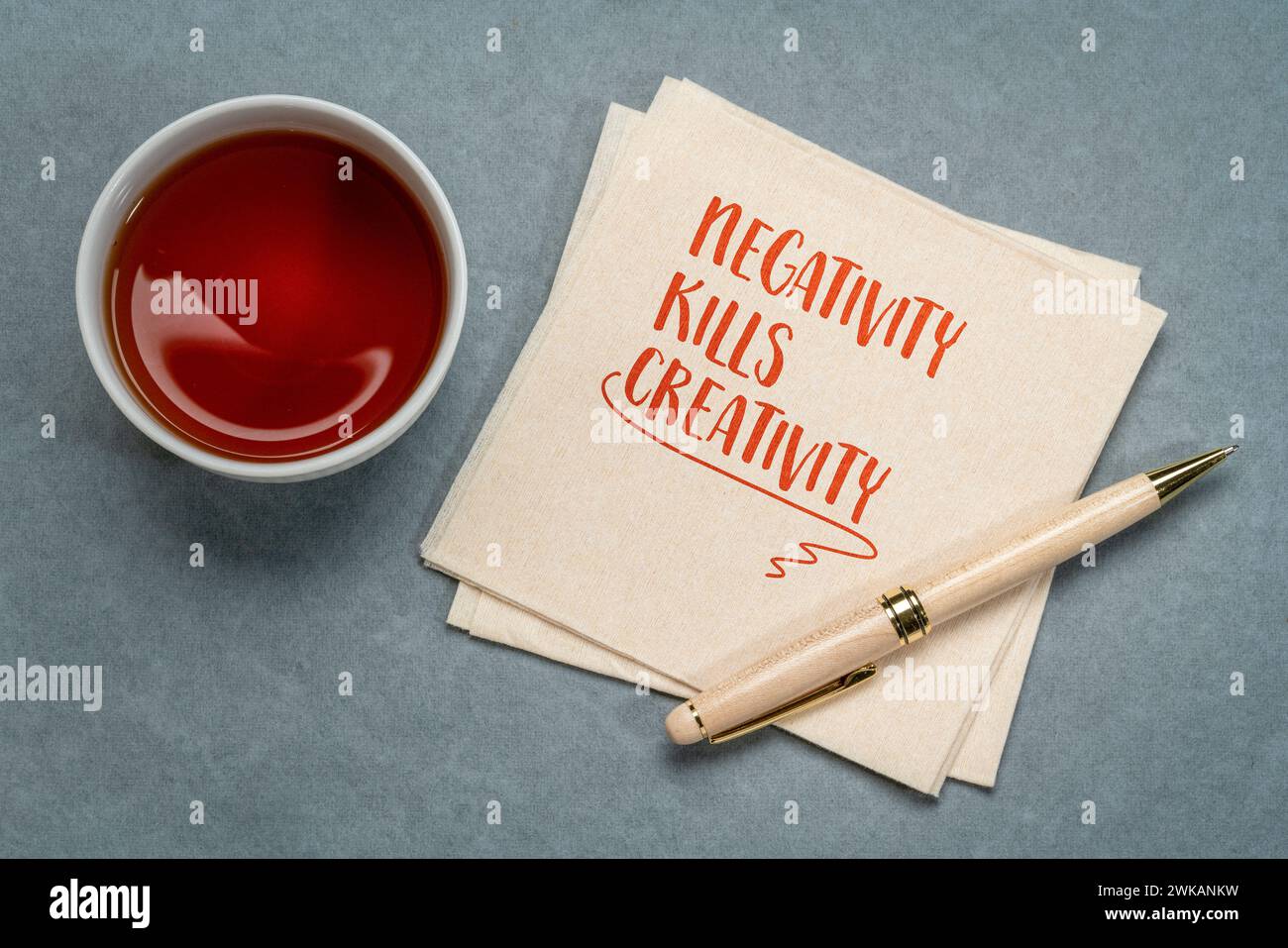 la negatività uccide la creatività, nota su un tovagliolo, mentalità negativa o ambiente possono inibire il pensiero creativo e l'innovazione Foto Stock