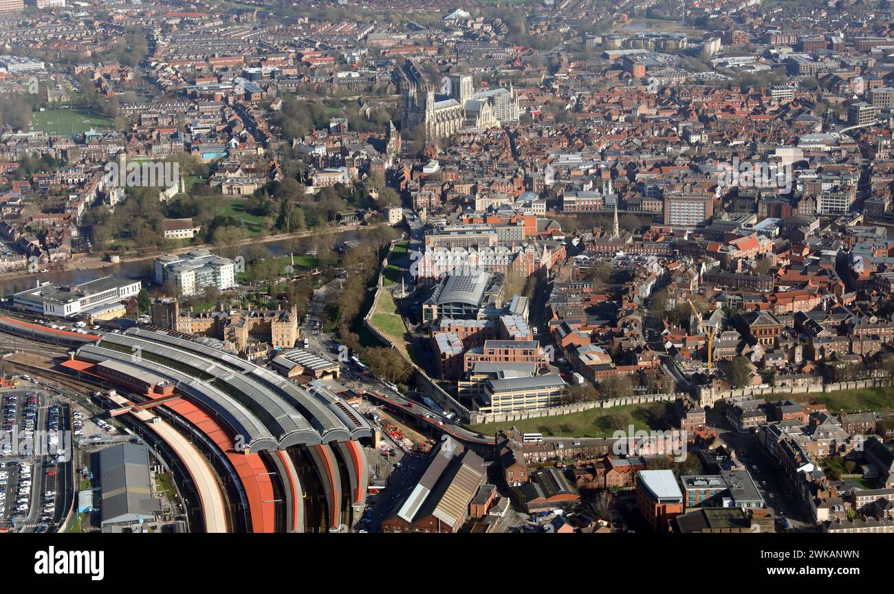 Vista aerea del centro di York da ovest con la stazione ferroviaria in primo piano e la cattedrale sullo sfondo Foto Stock