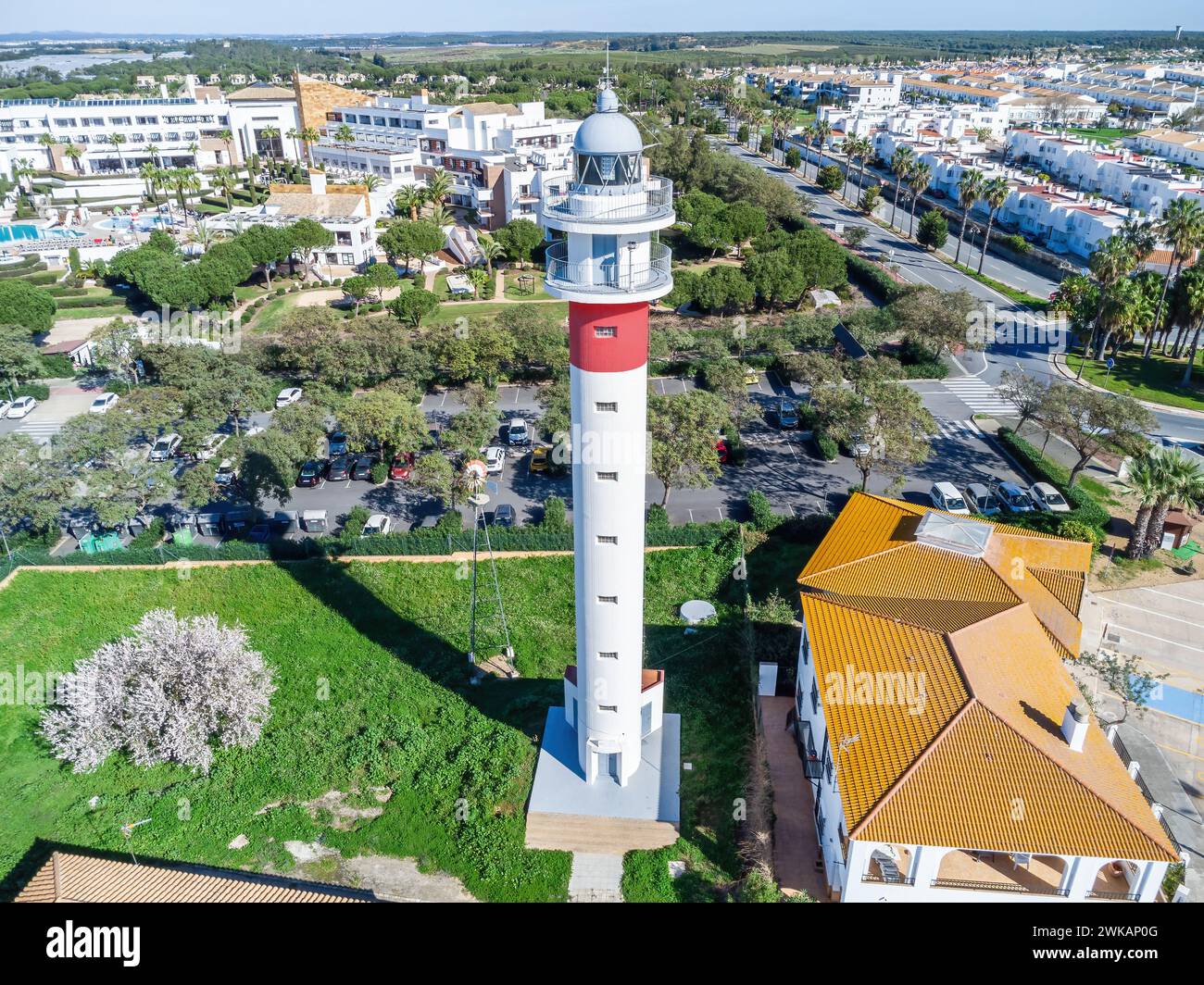 Vista aerea della torre del faro nel villaggio sulla spiaggia El Rompido, nel comune di Cartaya, Huelva, Andalusia, Spagna. Questo faro risale al passato Foto Stock