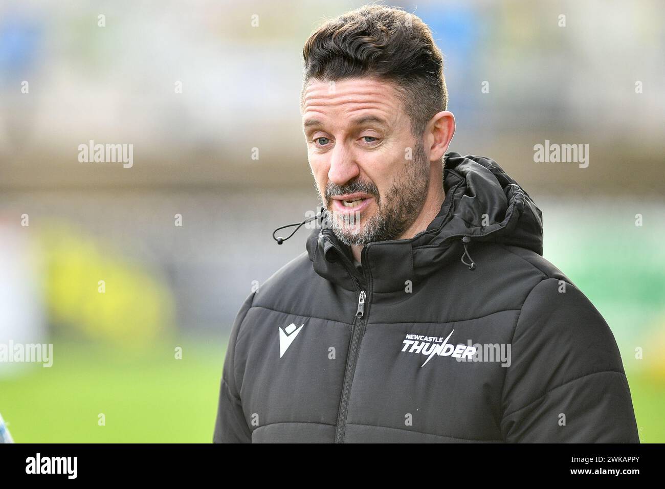 Featherstone, Inghilterra - 18 febbraio 2024 - Chris Thorman allenatore del Newcastle Thunder. Rugby League 1895 Cup, Newcastle Thunder vs Wakefield Trinity al Millenium Stadium, Featherstone, UK Dean Williams Foto Stock