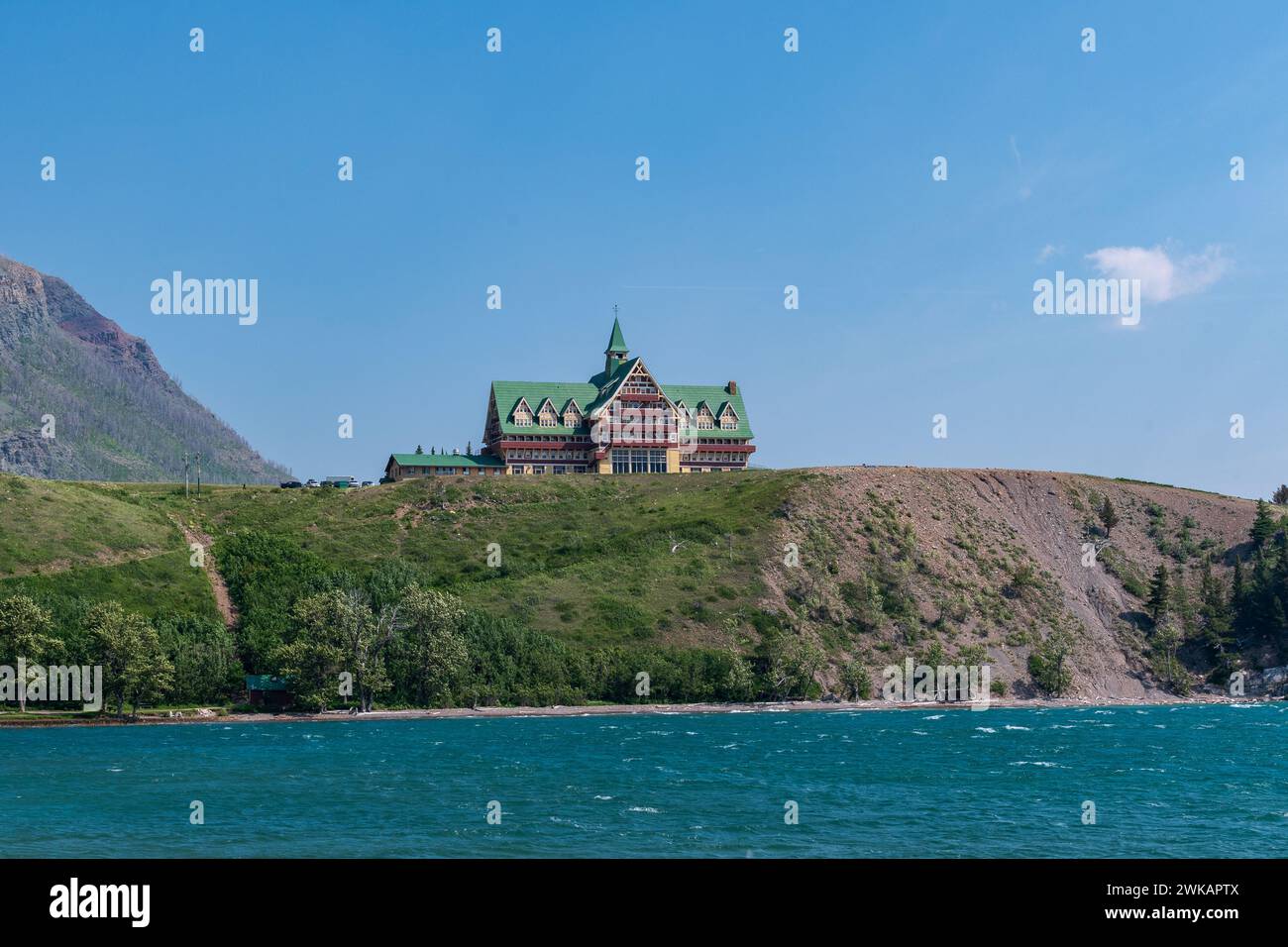 Waterton Park, Alberta Canada - 16 GIUGNO 2023: Il bellissimo Prince of Whales Hotel sorge in cima alla collina nel Waterton Lakes National Park, Alberta, Canada Foto Stock