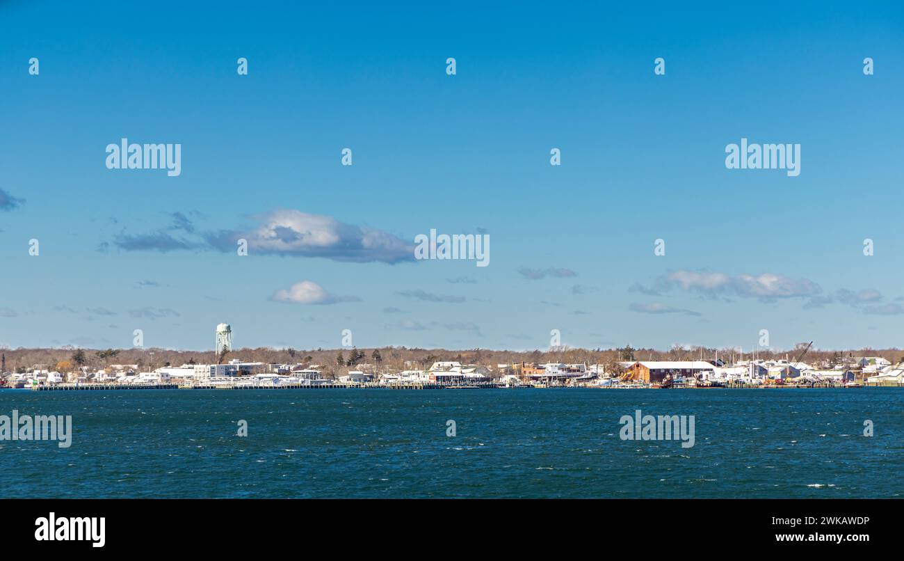 vista del villaggio di greenport dall'isola riparata in una fredda giornata invernale Foto Stock