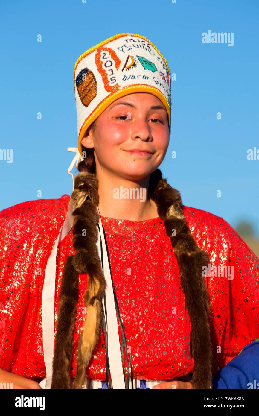 Giovane donna in regalia, Pi-Ume-Sha trattato Giorni, Warm Springs Indian Reservation, Oregon Foto Stock