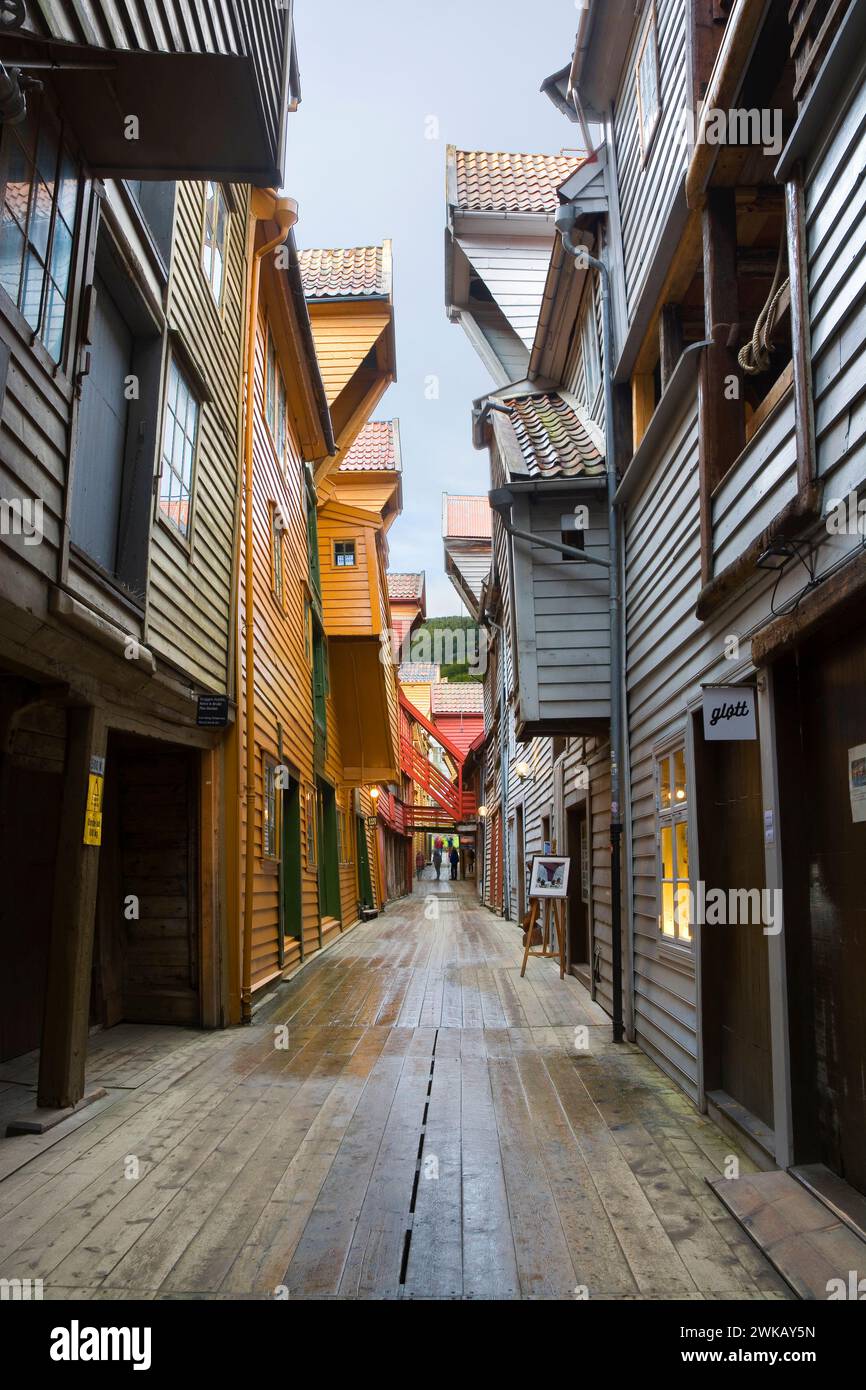 Edifici anseatici di Bryggen - storico quartiere portuale di Bergen, Norvegia. Bryggen è nella lista dell'UNESCO dal 1979. Oggi ospita musei Foto Stock