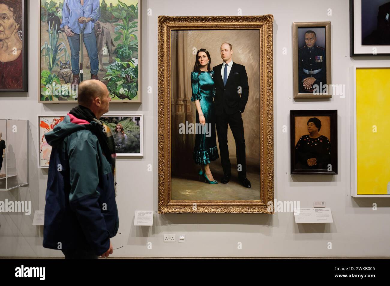 National Portrait Gallery Londra Regno Unito - i visitatori guardano un ritratto del Duca e della Duchessa di Cambridge dell'artista Jamie Coreth dipinto nel 2022 Foto Stock