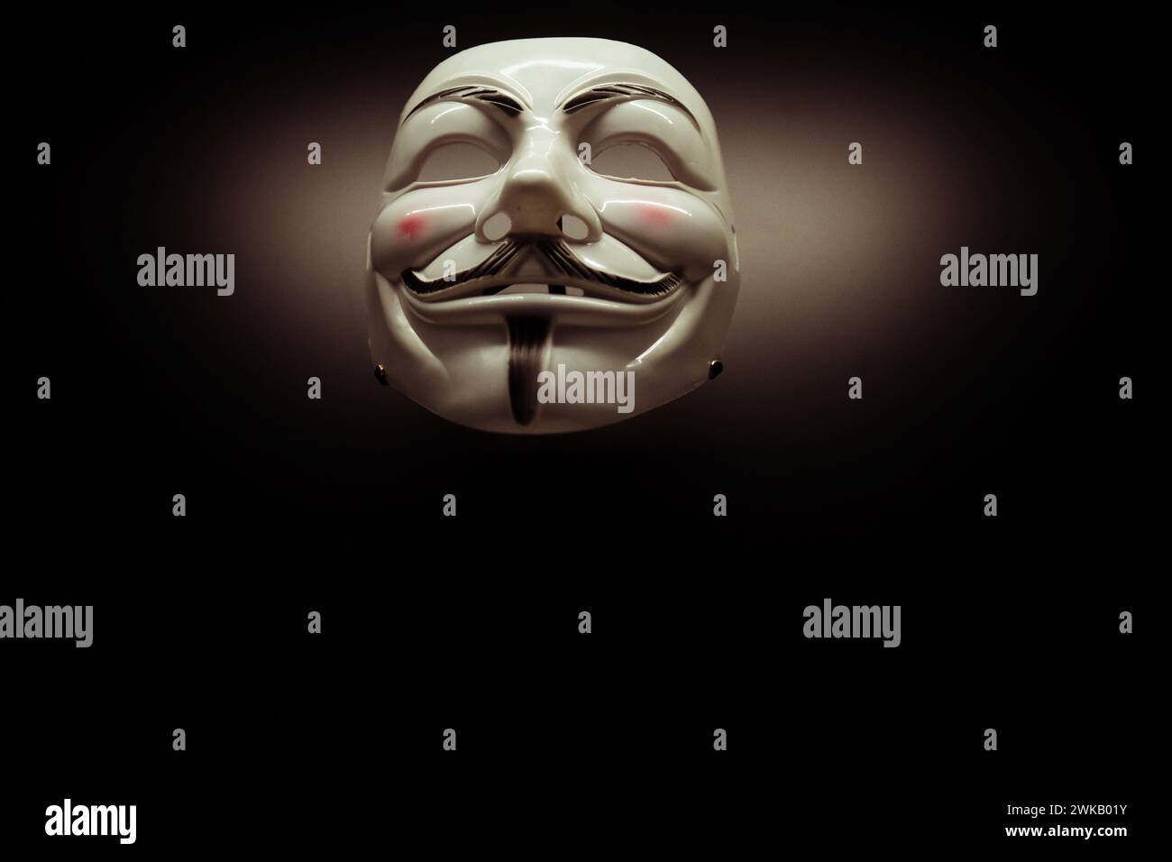 National Portrait Gallery Londra Regno Unito una maschera anonima nello stile di Guy Fawkes in mostra - popolare tra i manifestanti del XXI secolo Foto Stock
