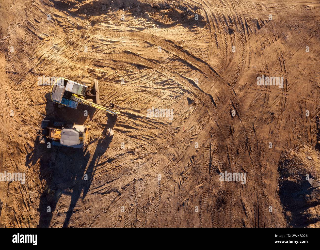 Vista dall'alto del cantiere con trattore e bulldozer. Attrezzature di movimento terra. Foto Stock