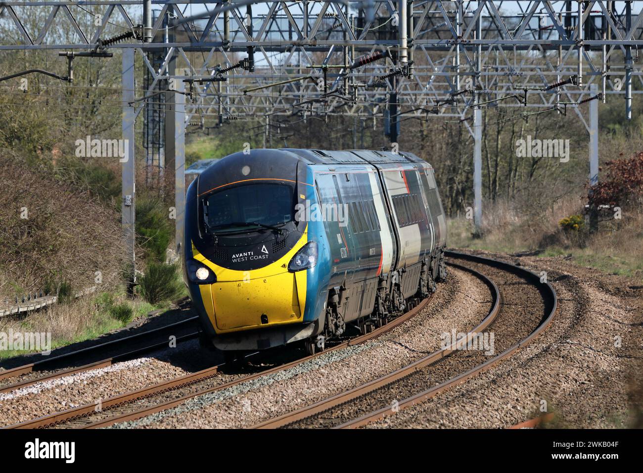 Treno passeggeri Pendolino inclinabile in una curva sulla West Coast Main Line nello Staffordshire, Regno Unito. Foto Stock