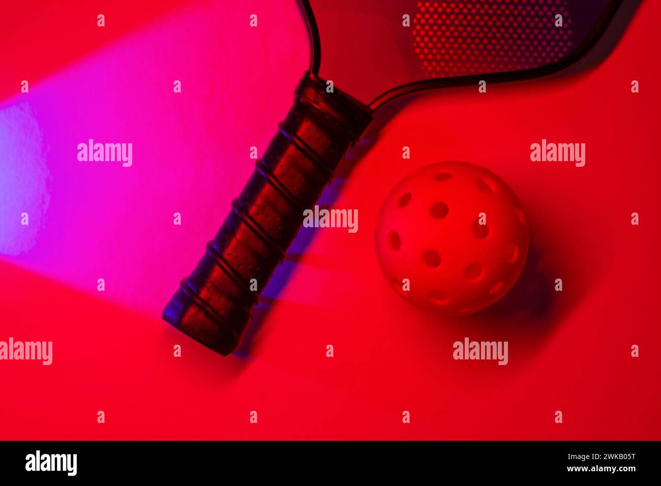 Racchetta da picchetto e palla su sfondo al neon. Poster di formazione orizzontale e sport, biglietti d'auguri, intestazioni, sito Web Foto Stock
