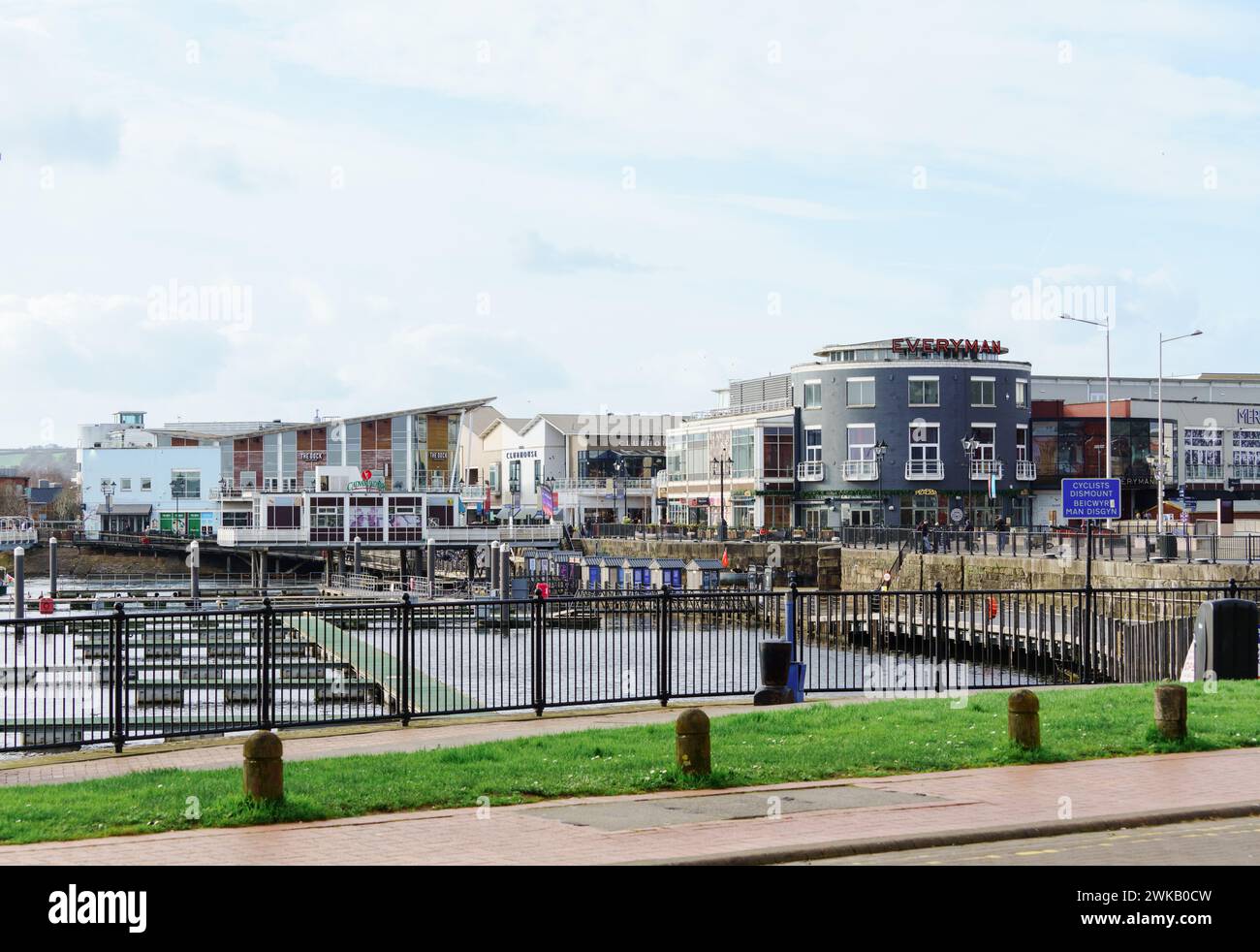 Il Mermaid Quay a Cardiff Bay, dove ci sono numerosi ristoranti, hotel e il cinema di lusso "Everyman". Foto Stock