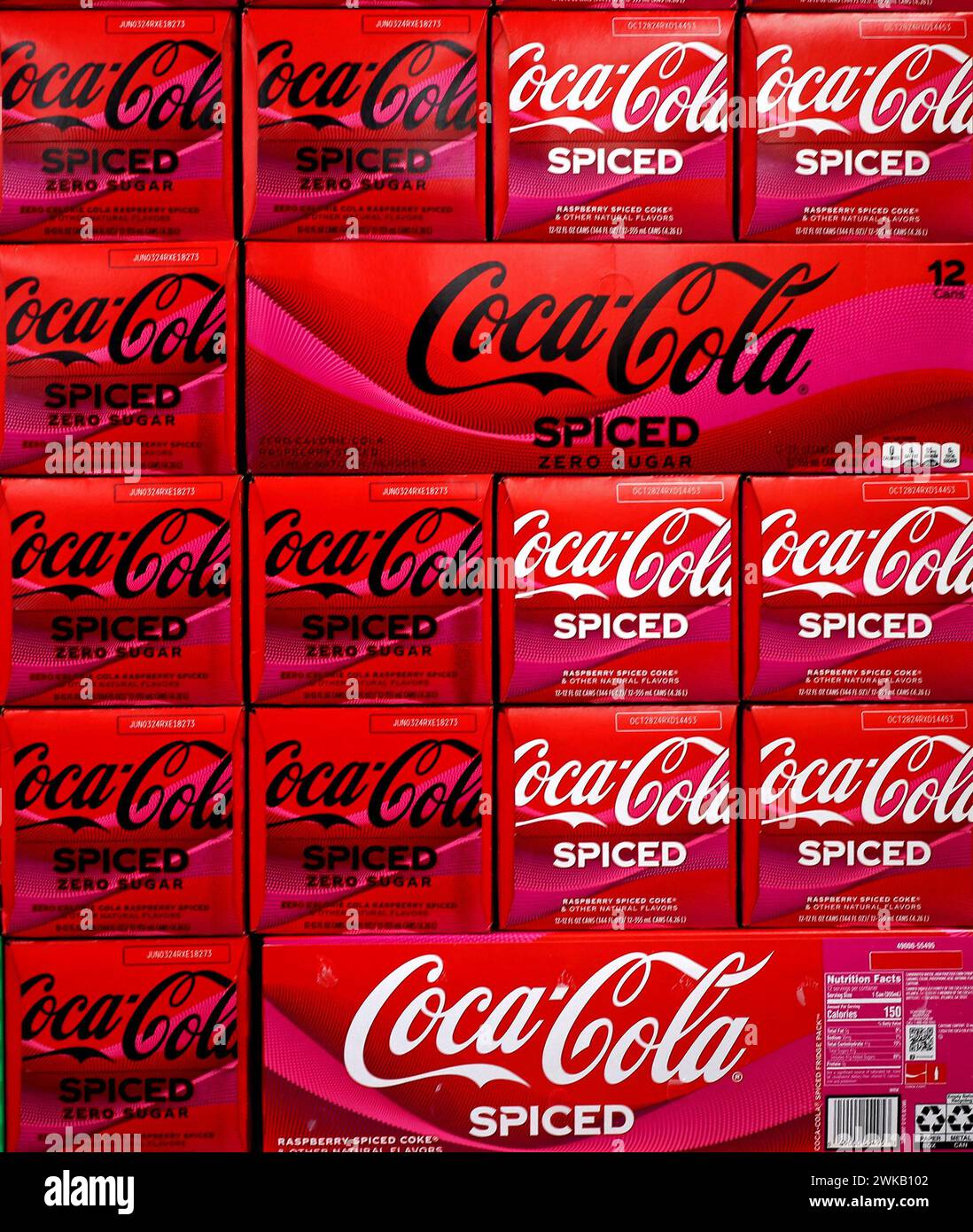 Port Washington, Wisconsin - 19 febbraio 2024: La Coca-Cola debutta per la prima volta in un nuovo sapore da anni. Sapori regolari e Coca Cola Zero, lampone e speziati. Ora sto Foto Stock