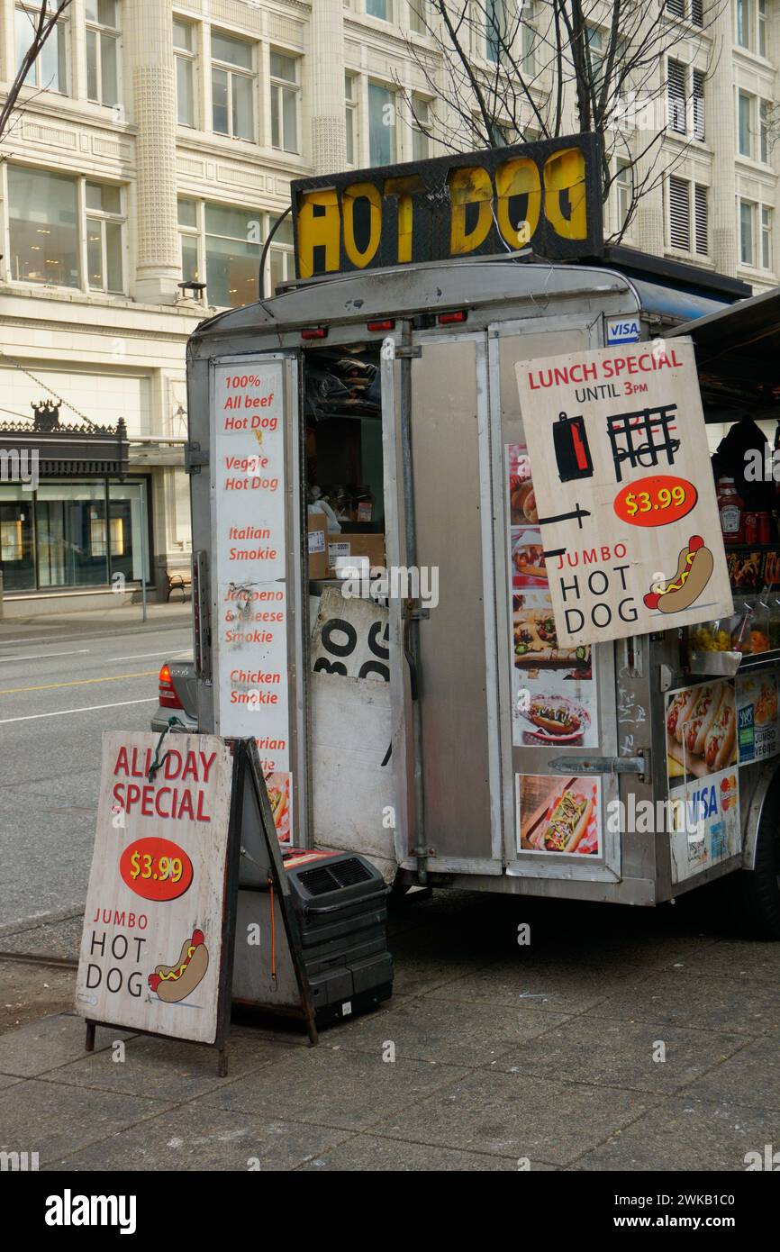 Vagone per il cibo degli hot dog nel centro di Vancouver, British Columbia, Canada Foto Stock