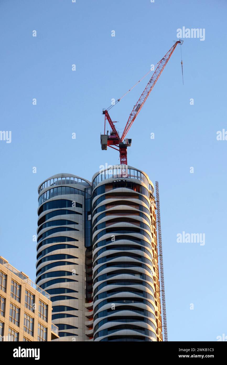 Gru Derrick in cima alla Butterfly, una lussuosa torre residenziale di 57 piani in costruzione a Vancouver, BC, Canada Foto Stock