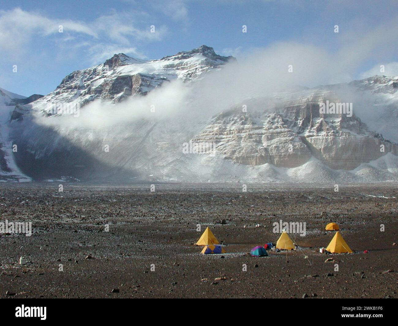 Antartide: 1 ottobre 2000. Campo da campeggio Beacon Valley, situato nelle Dry Valley della zona meridionale della Victoria Land. Un gruppo di ricercatori si concentra sulle caratteristiche paesaggistiche e sui terreni della regione Dry Valley dell'Antartide per fornire una comprensione più completa delle precedenti condizioni climatiche e ambientali globali. Foto: Josh Landis Foto Stock