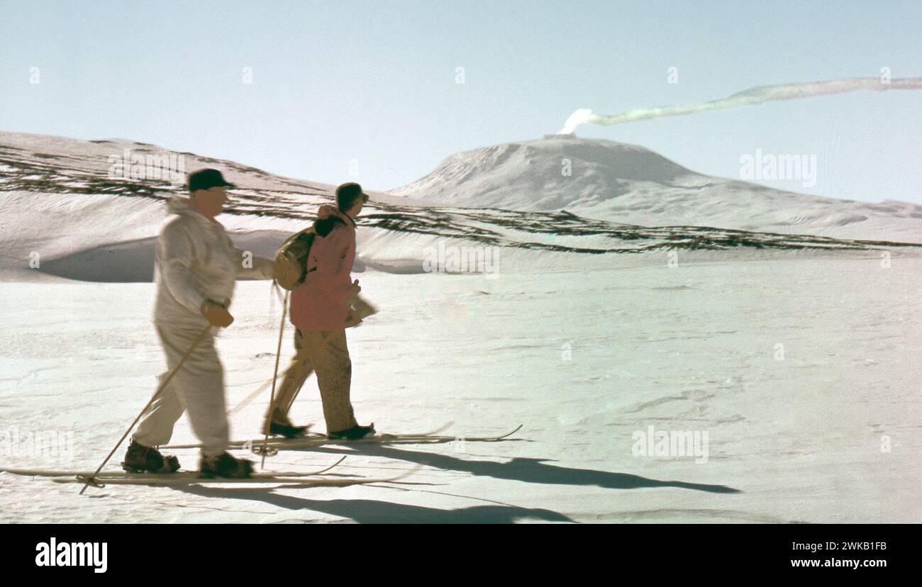 Antartide: Datato ottobre 1956. Paul Siple e Don Guy sci di fondo con Monte Erebus sullo sfondo. Siple è stato il capo scienziato per l'anno geofisico internazionale, 1957-1958, in Antartide. Guy era un reporter senior del Boston Globe. Questa foto è stata scattata durante l'estate australe 1956-1957. Foto: Comandante Jim Waldron Foto Stock