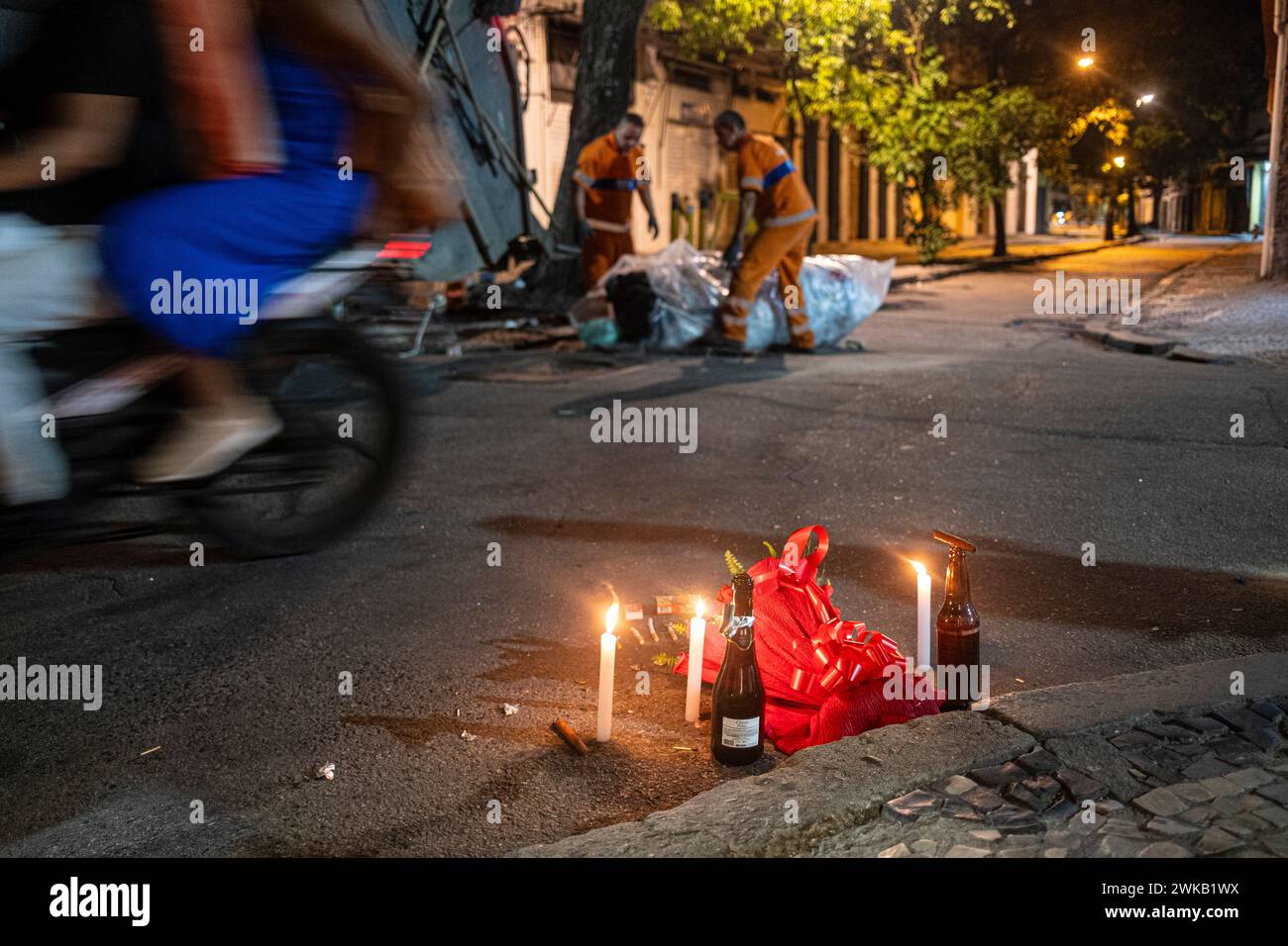 Un rituale di Quimbanda (o macumba), chiamato trabalho, di solito fatto con lo scopo di eliminare un nemico, o ottenere una donna, o cercare giustizia, o riuscire in qualcosa, in un incrocio nel centro di Rio de Janeiro, Brasile. I brasiliani di solito chiamano questi rituali come macumba, un termine generico per vari rituali afro-brasiliani, generalmente considerati come aventi connotazioni negative, paragonabili a un termine inglese come "magia nera". Foto Stock