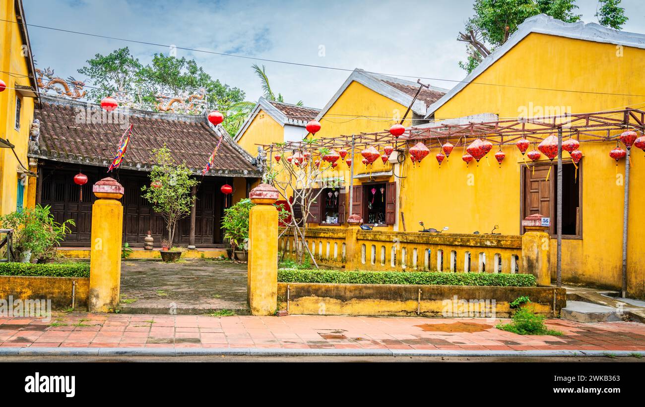 Un cortile decorato con lanterne cinesi nella parte vecchia della città storica di Hoi An, Vietnam Foto Stock