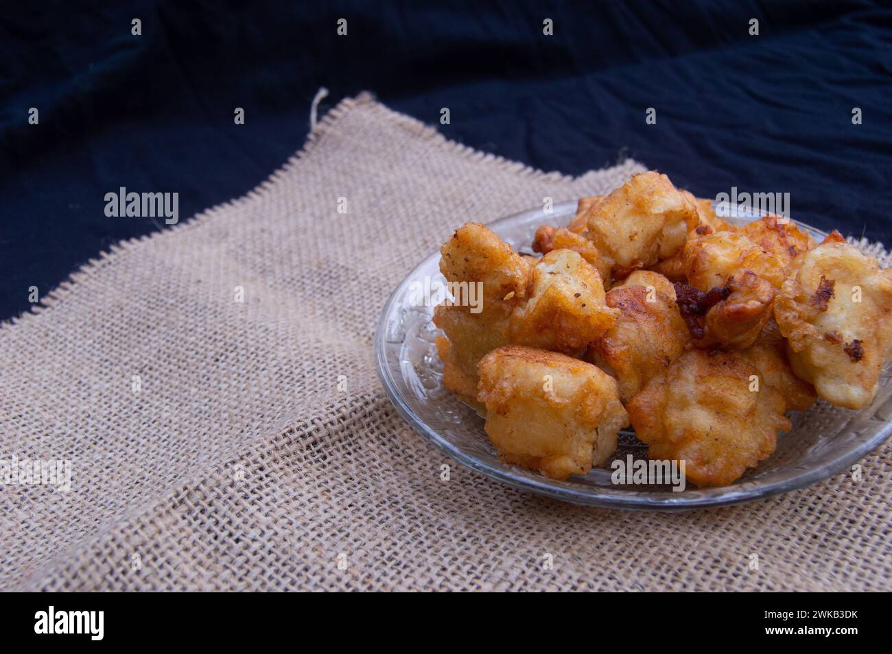 tofu con uno strato di farina fritta croccante. foto di cibo con sfondo nero Foto Stock