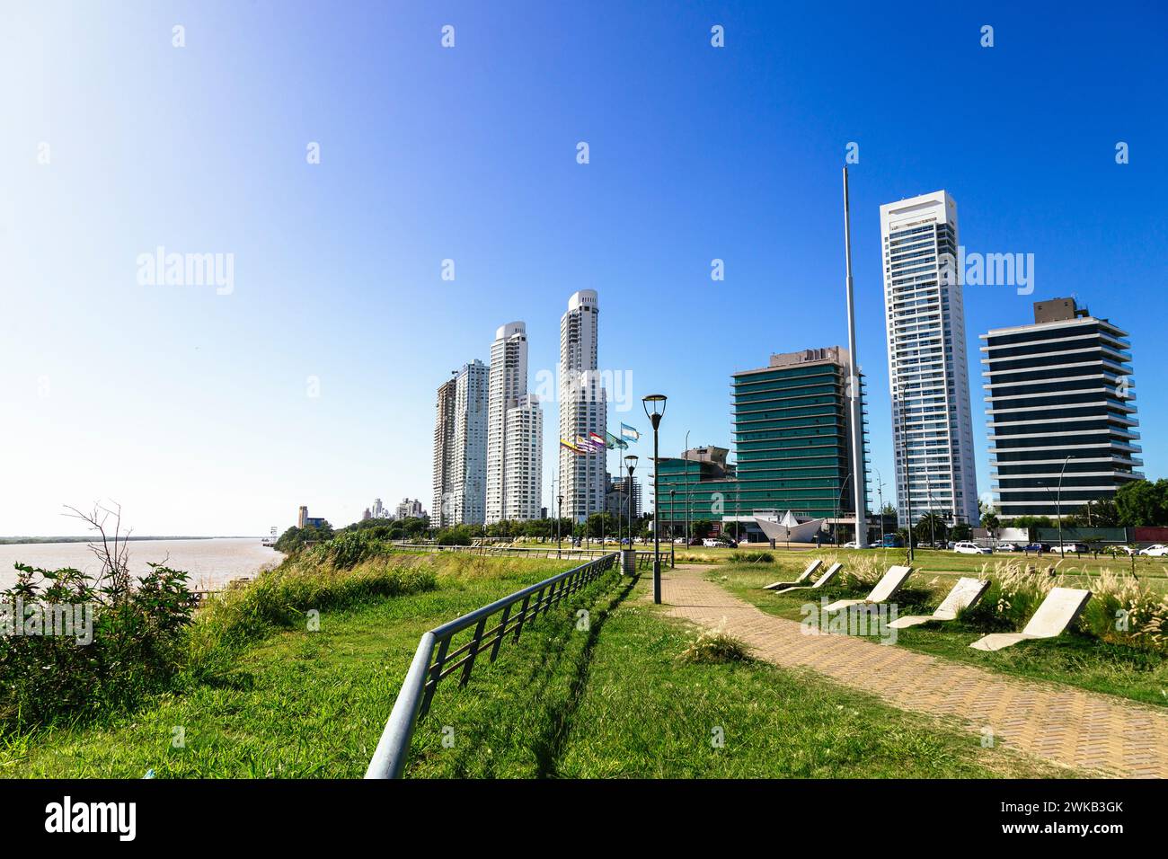 Rosario City e il fiume Parana. Skyline del quartiere di North Port con grattacieli nel quartiere finanziario. Foto Stock