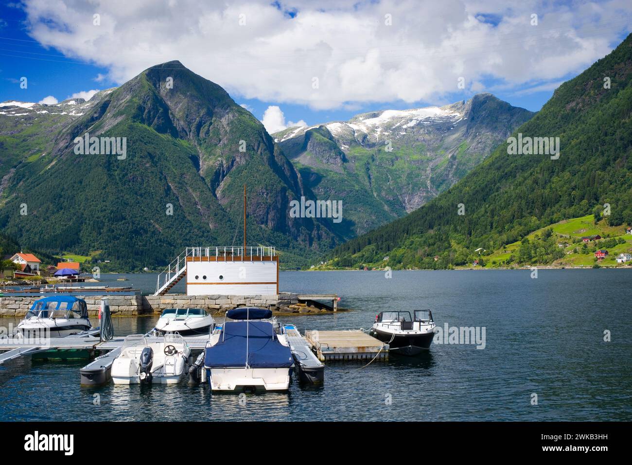 Barche ormeggiate sul lungomare di Balestrand, Sognefjorden, Norvegia Foto Stock