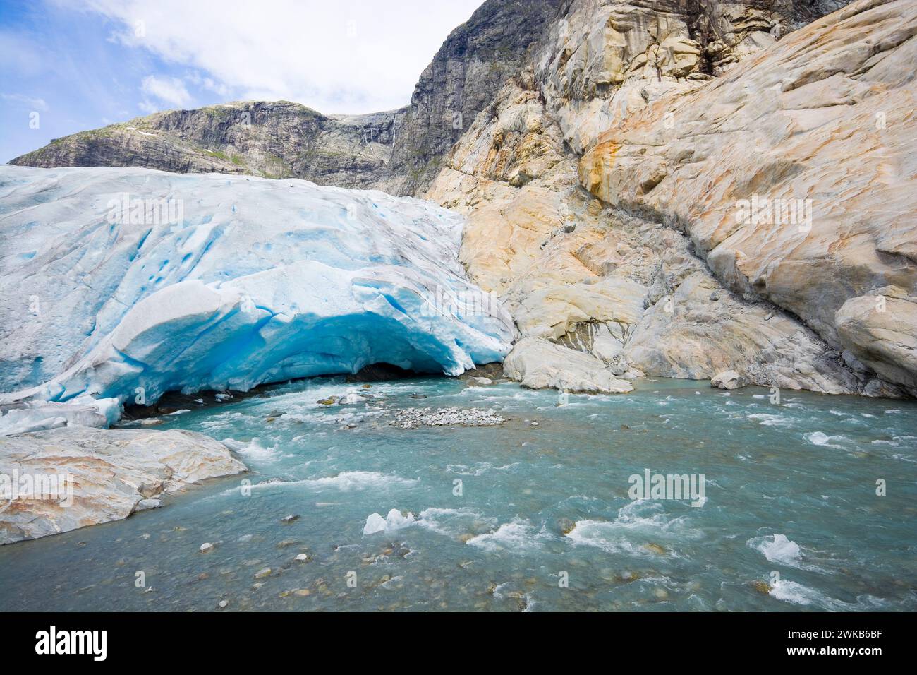 Torrente glaciale del ghiacciaio Nigardsbreen, Norvegia Foto Stock