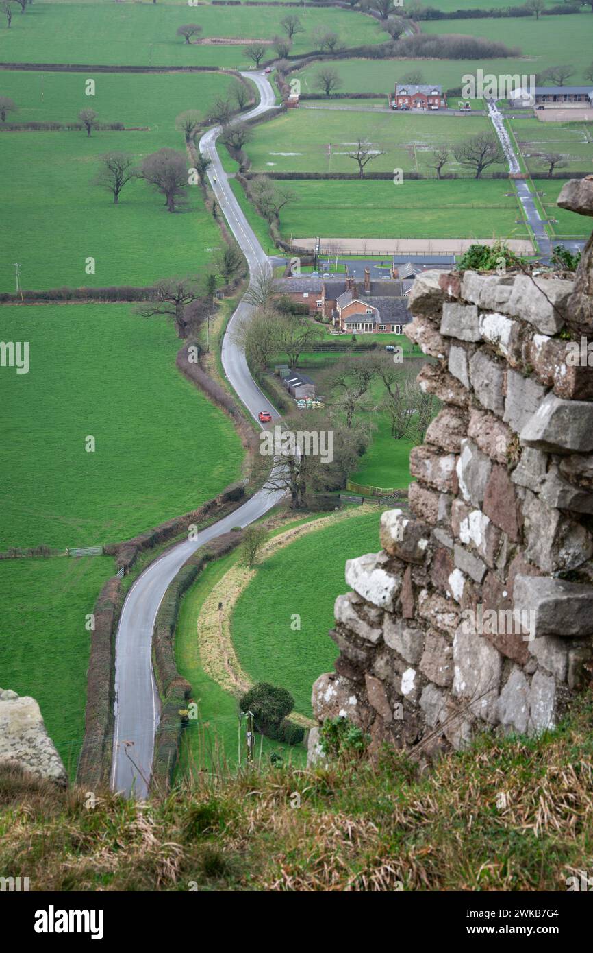 Il castello di Beeston è uno dei castelli medievali più drammatici d'Inghilterra. È stata costruita una replica della torre dell'età del bronzo di A. Foto Stock
