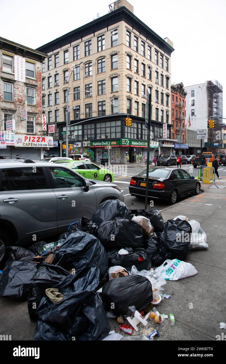 Spazzatura da ritirare a East Broadway, sul Lower East Side a New York. Foto Stock