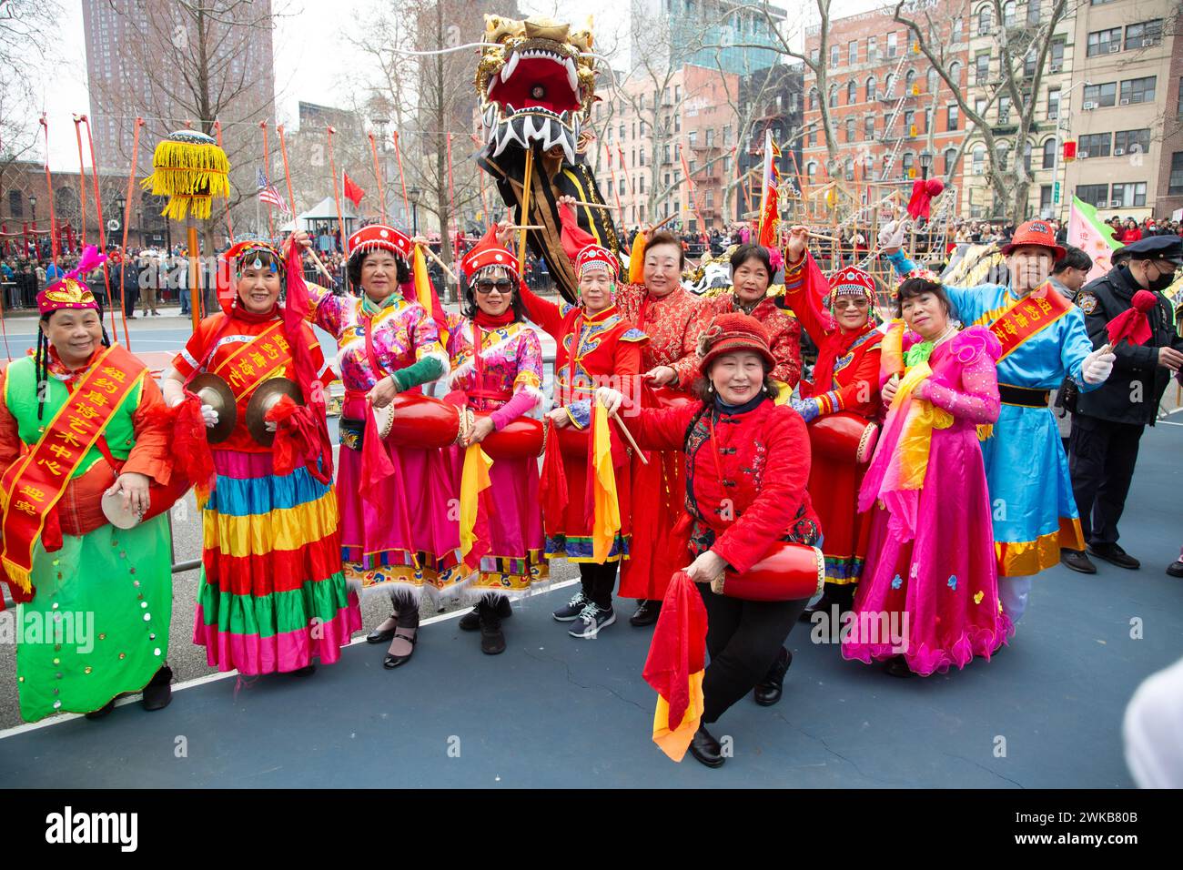 Cinesi e altri newyorkesi celebrano il Capodanno cinese al Sara D. Roosevelt Park durante la cerimonia di benvenuto nell'anno del Drago Foto Stock