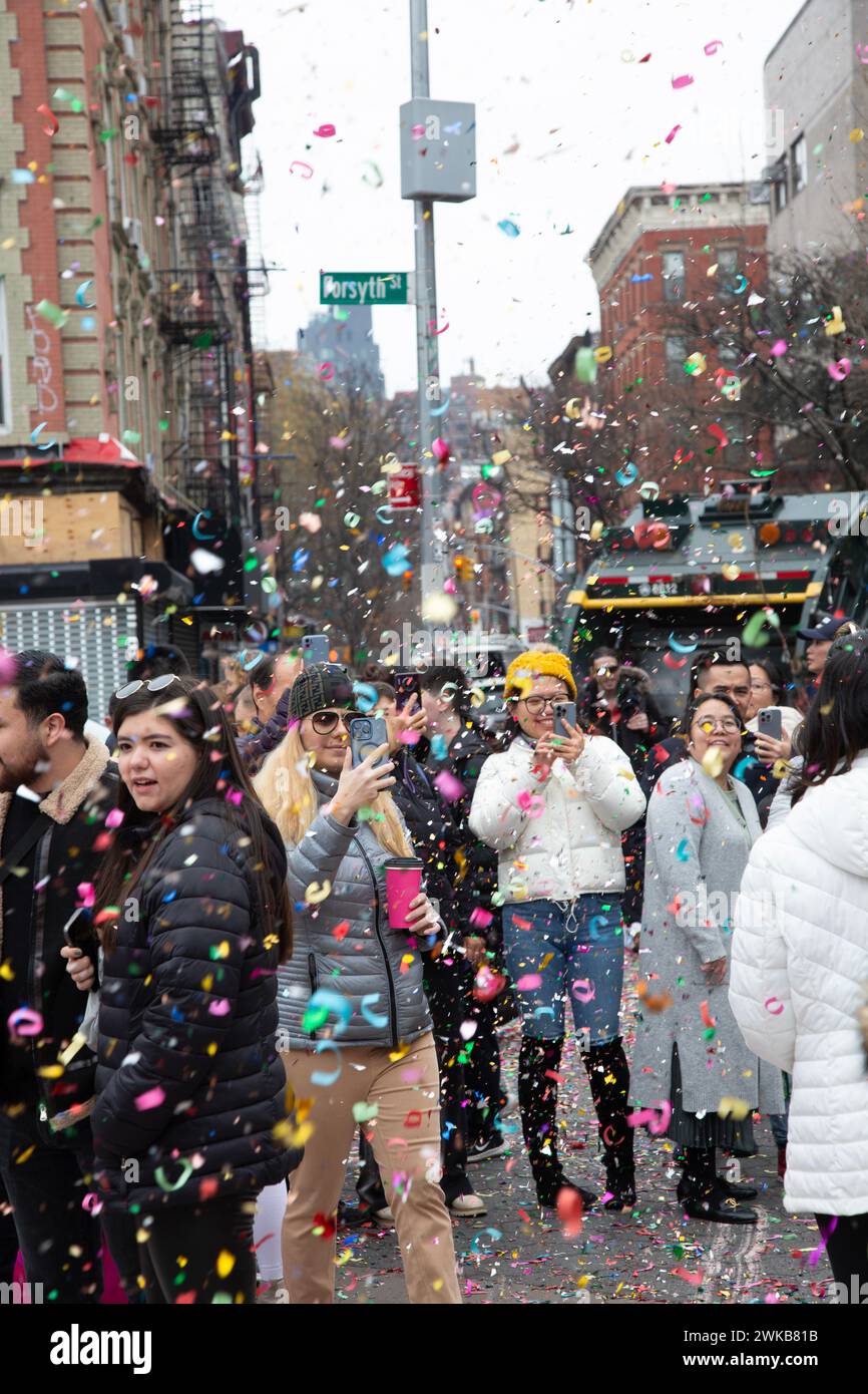 Cinesi e altri newyorkesi celebrano il Capodanno cinese al Sara D. Roosevelt Park durante la cerimonia di benvenuto nell'anno del Drago Foto Stock