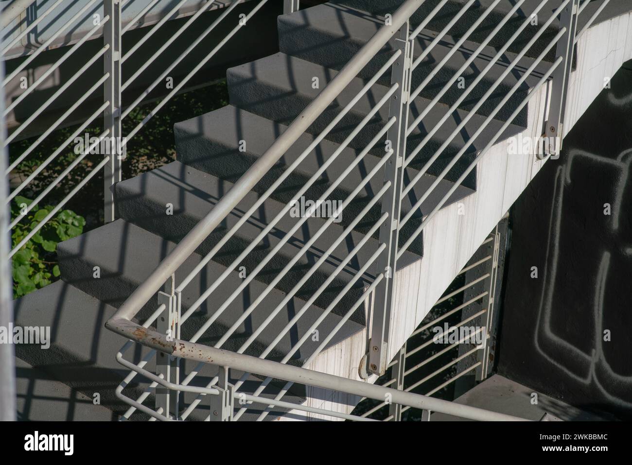 architettura della scala, uscite di emergenza, dettaglio dell'accesso esterno e scala di uscita ai piani, con piattaforma in cemento e montante. Foto Stock architettura della scala, uscite di emergenza, dettaglio dell'accesso esterno e scala di uscita ai piani, con piattaforma in cemento e montante. Foto Stock