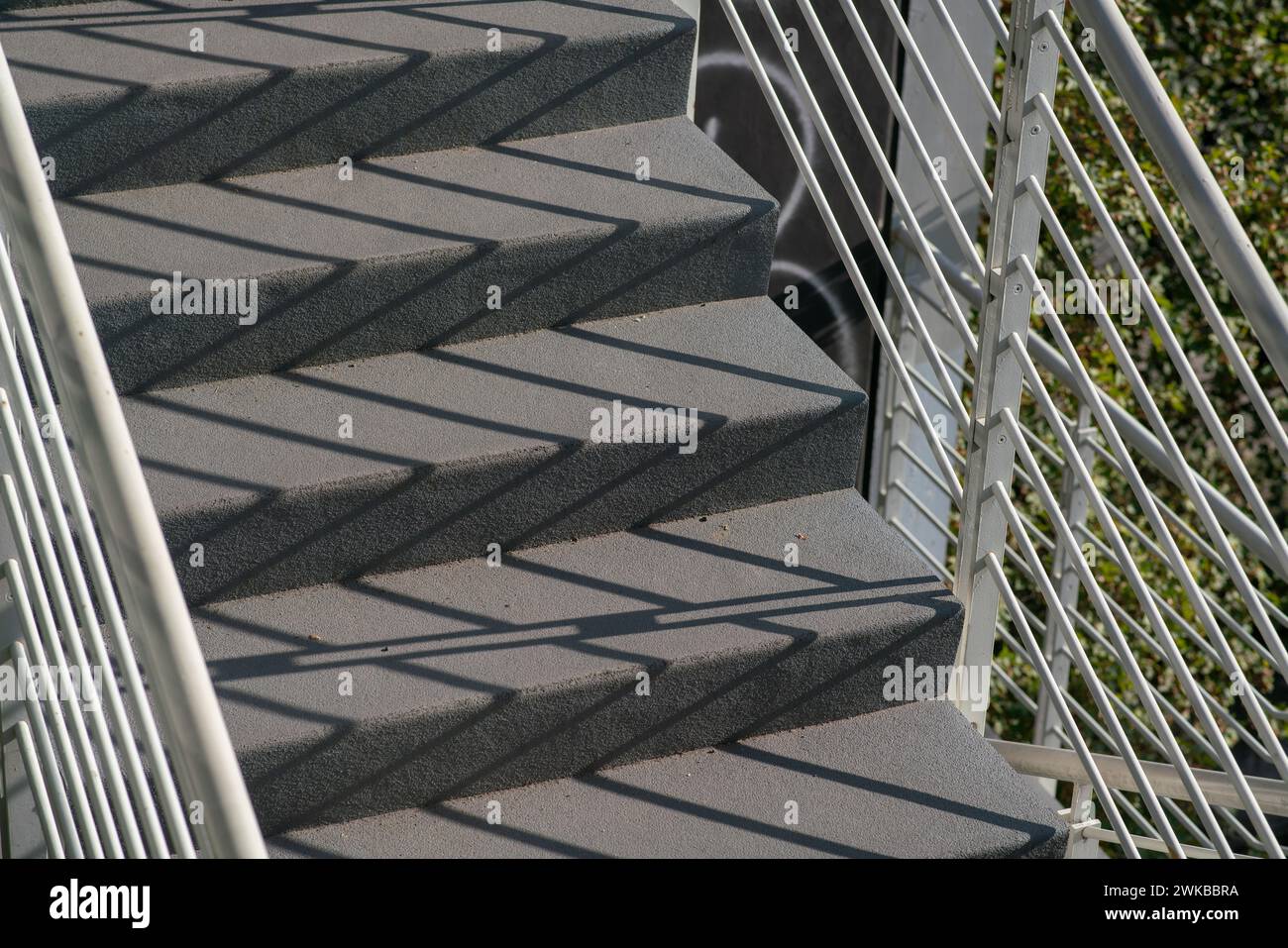 architettura della scala, uscite di emergenza, dettaglio dell'accesso esterno e scala di uscita ai piani, con piattaforma in cemento e montante Foto Stock architettura della scala, uscite di emergenza, dettaglio dell'accesso esterno e scala di uscita ai piani, con piattaforma in cemento e montante Foto Stock