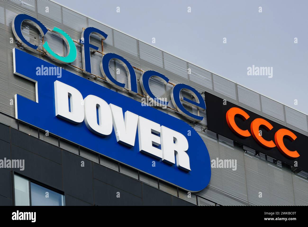 Bucarest, Romania - 19 febbraio 2024: Il logo della compagnia di assicurazioni francese per il commercio estero Coface, dover Corporation e CCC sono visti in cima a GL Foto Stock