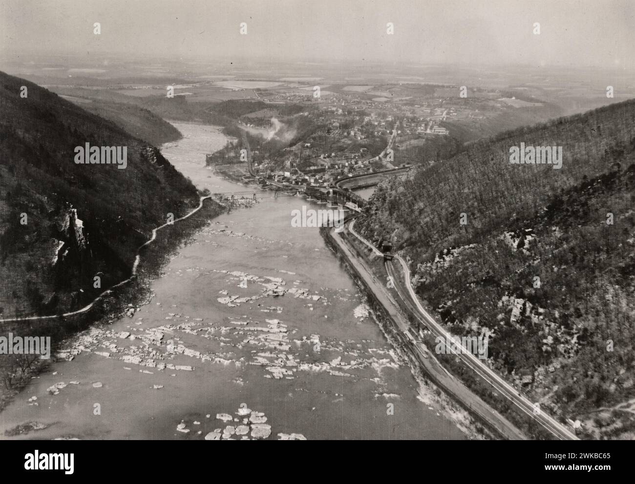 Vista aerea di Harpers Ferry, West Virginia - incrocio tra Potomac e Shenandoah Rivers - aprile 1930 Foto Stock