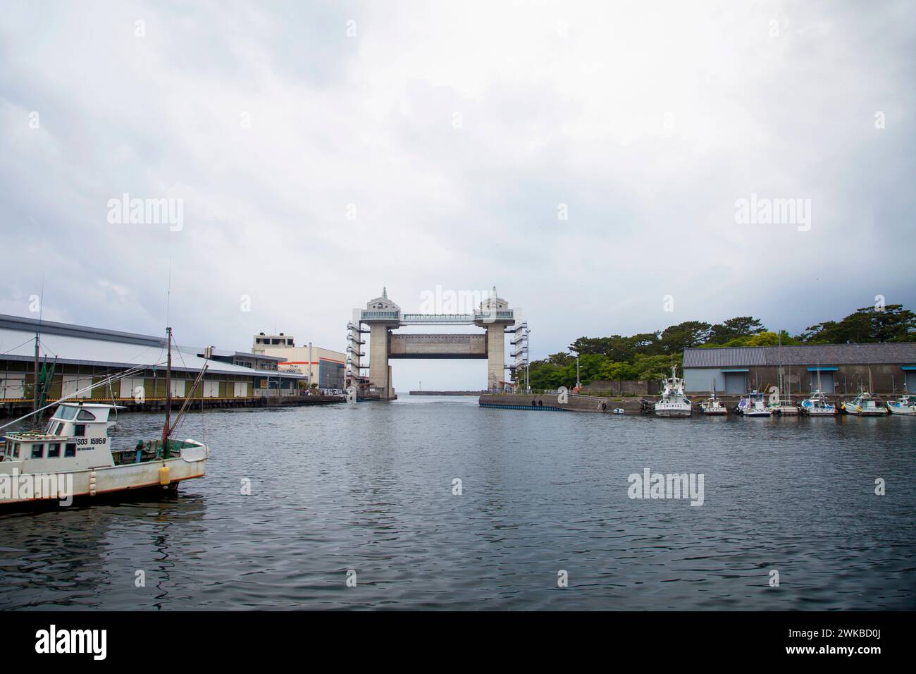 Porta dello Tsunami all'ingresso del porto di Numazu a Numaza, prefettura di Shizuoka, Giappone. Foto Stock
