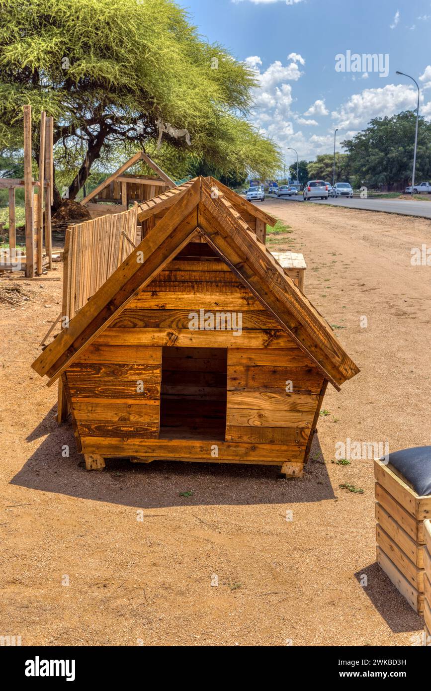 Casa in legno per cani, piccola attività economica africana sul lato della strada, Botswana, Gaborone Foto Stock