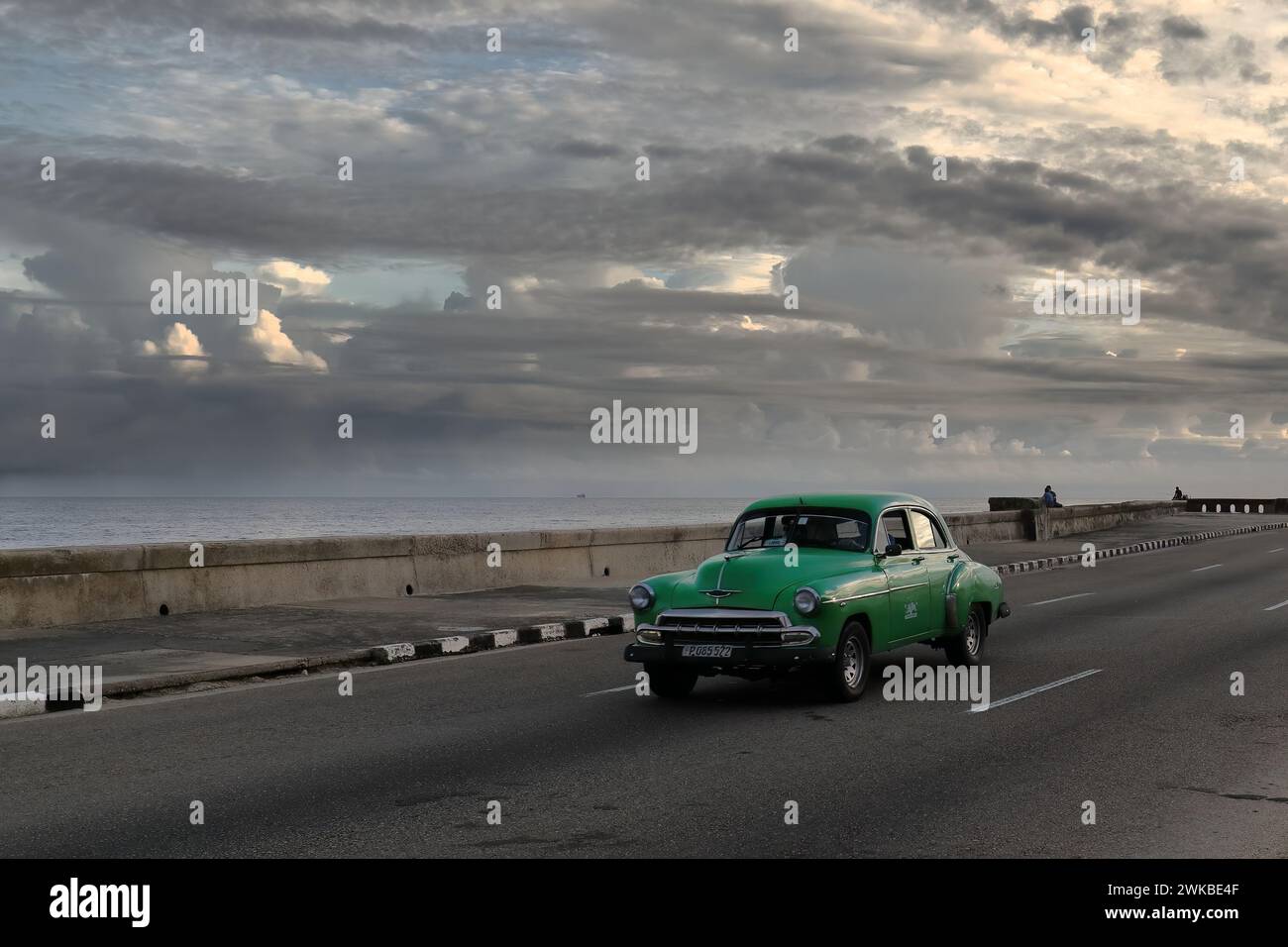 001 Vecchia auto in almendron dipinta di verde - serbatoio yank, classico americano Chevrolet - dal 1949 sulla spianata di El Malecon, quartiere di El Vedado. L'Avana-Cuba. Foto Stock