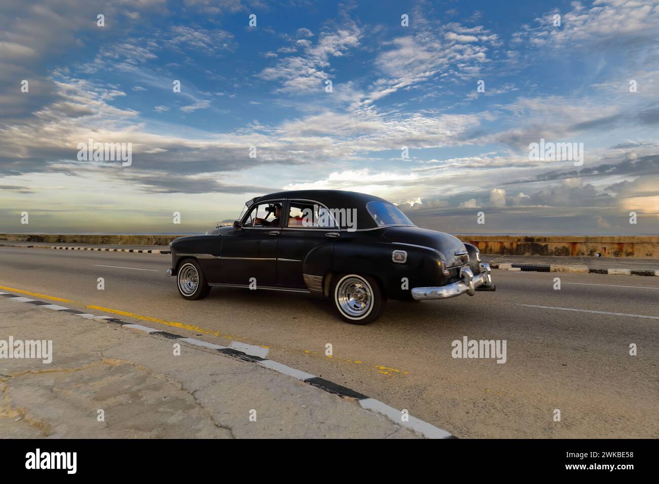 008 Vecchia auto in almendron dipinta di nero - serbatoio yank, classico americano Chevrolet - dal 1951 sulla spianata di El Malecón, quartiere di El Vedado. L'Avana-Cuba. Foto Stock