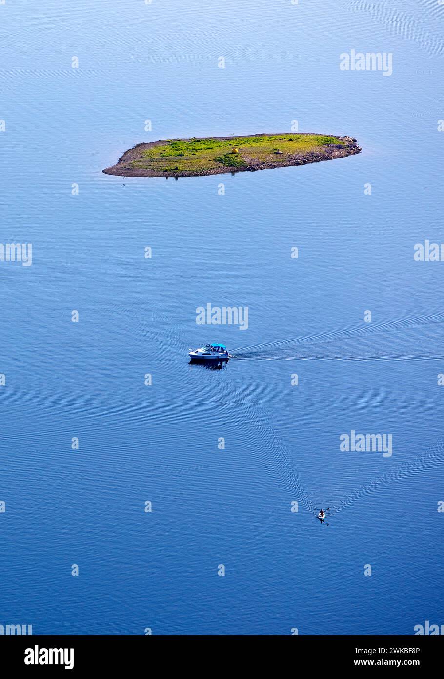 Barca per il tempo libero e piccola isola sul lago Edersee, Germania, Assia, Parco Nazionale di Kellerwald, Edertal Foto Stock