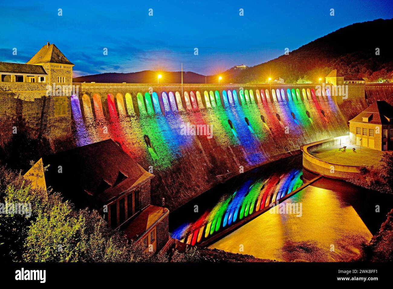 La parete illuminata della diga del lago Eder, Germania, Assia, Parco Nazionale di Kellerwald, Edertal Foto Stock