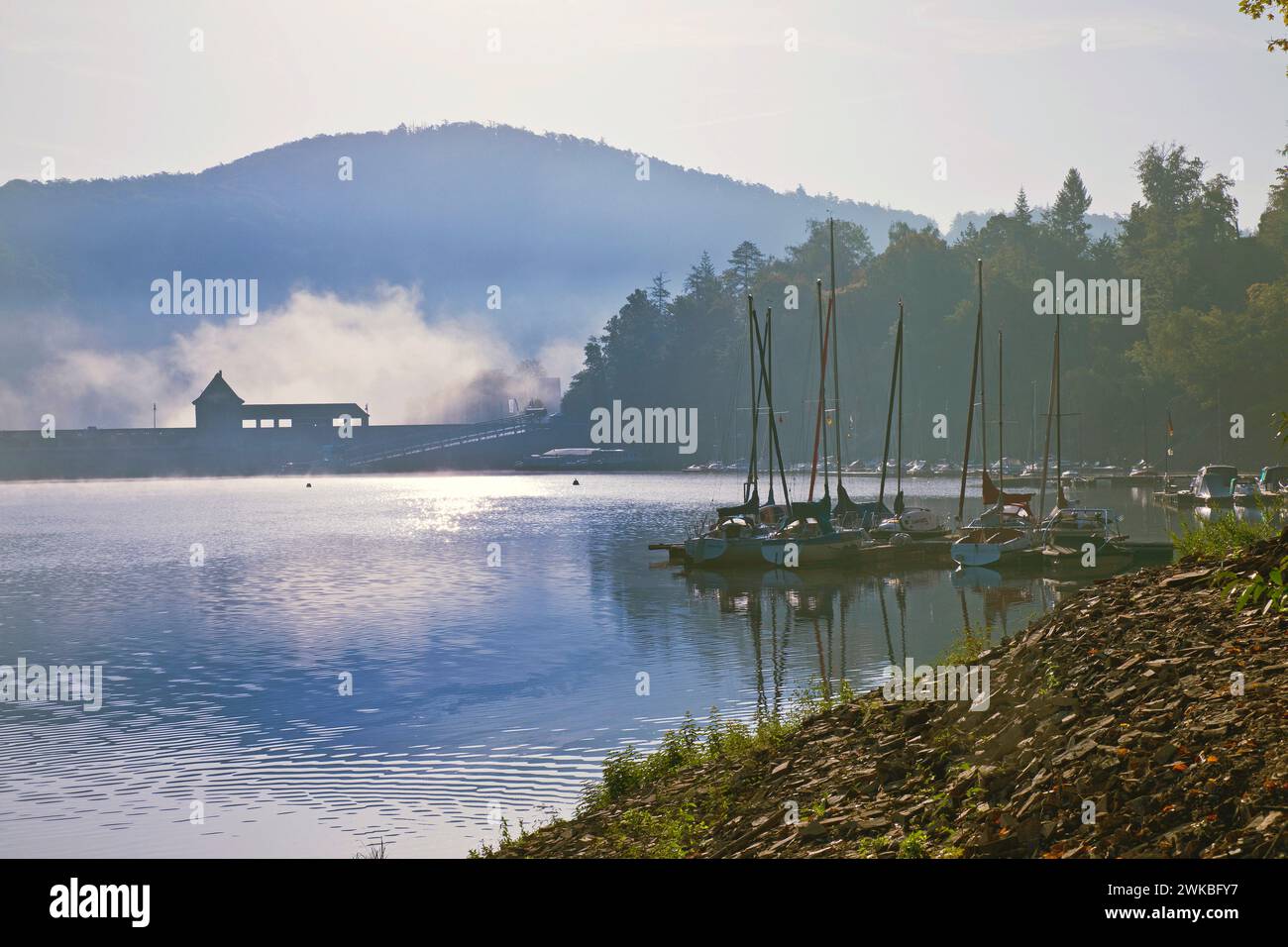 Diga di Eder con muro di diga e barche da diporto sull'Edersee la mattina presto, Germania, Assia, Parco Nazionale di Kellerwald, Edertal Foto Stock