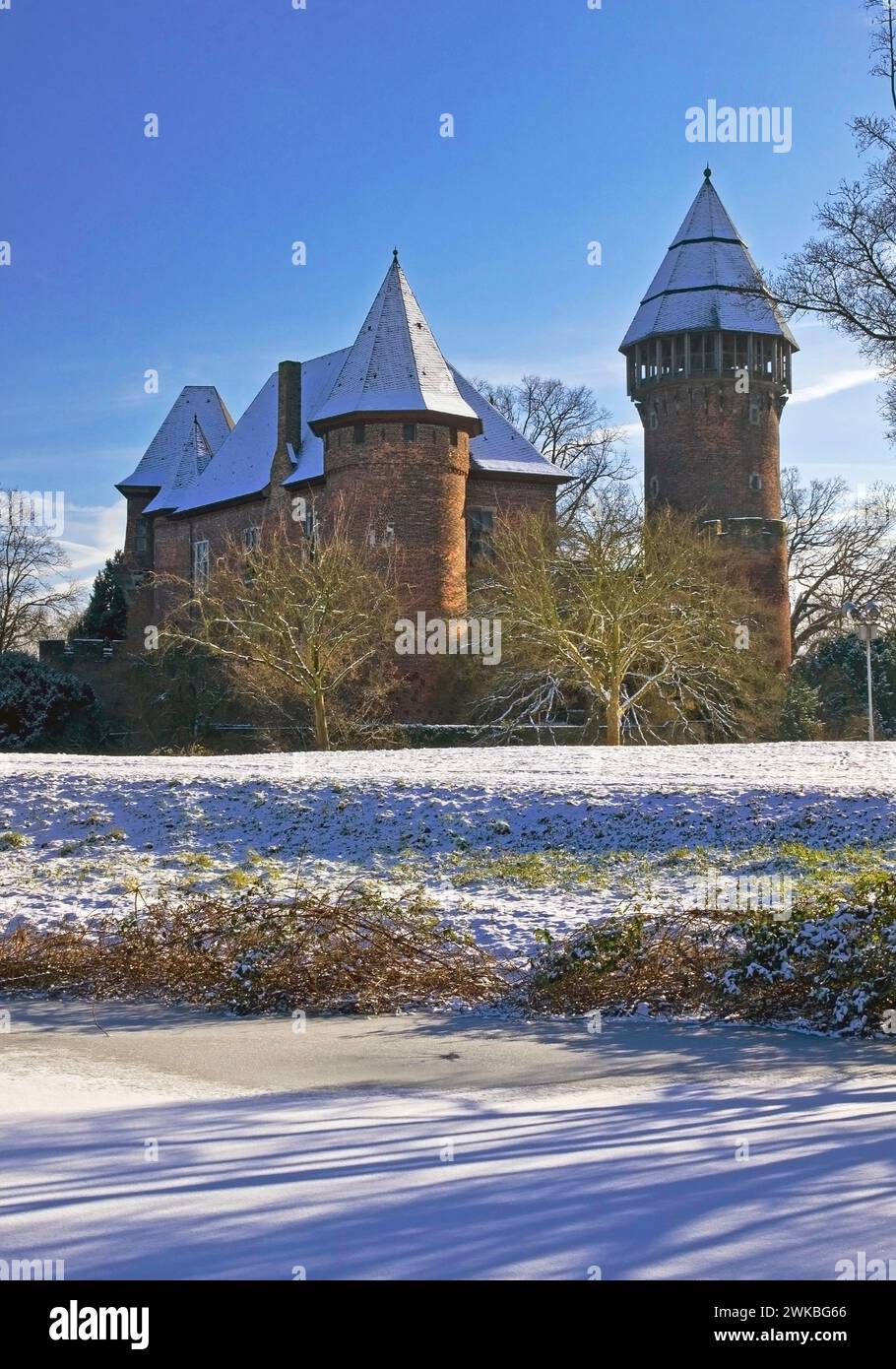 Castello di Linn castello di fossato a Krefeld-Linn in inverno, Germania, Renania settentrionale-Vestfalia, Krefeld Foto Stock