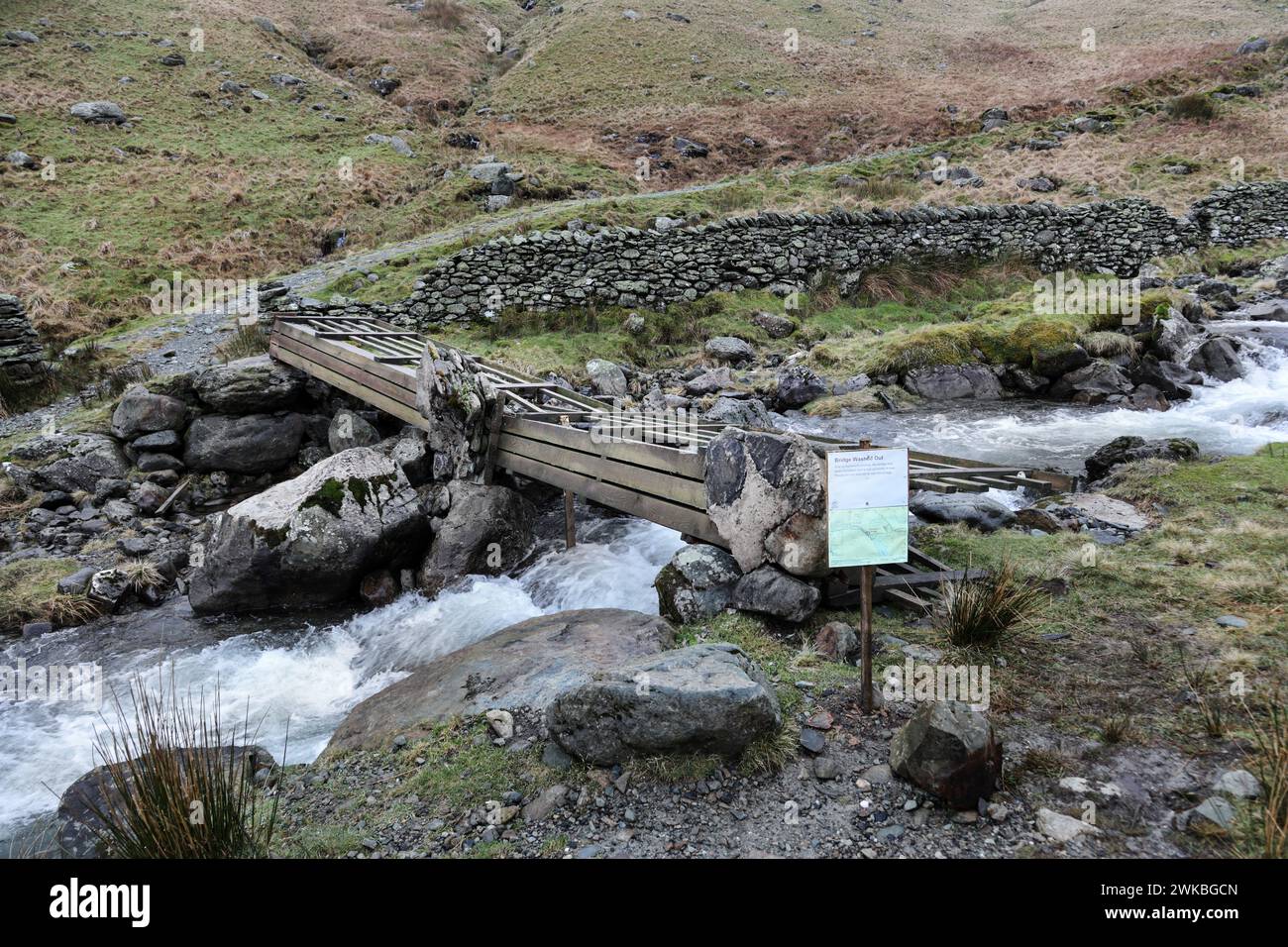 Ponte su Hayeswater Gill danneggiato dalle acque alluvionali delle recenti tempeste, Hartsop, Lake District, Cumbria, Regno Unito Foto Stock