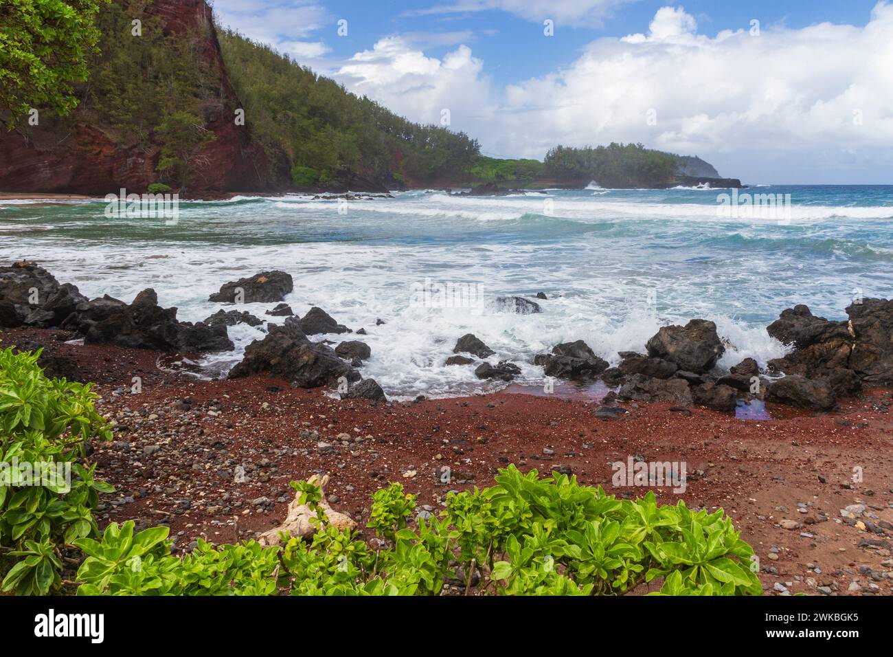 Kaihalulu rosso spiaggia di sabbia vicino al villaggio di Hana sulla famosa strada di Hana sull'isola di Maui nelle Hawaii. Foto Stock