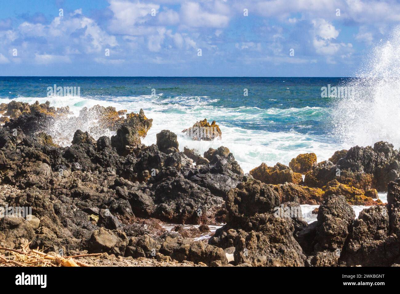 La spiaggia e l'oceano onde a Penisola Keanae, lungo la strada di Hana a Maui nelle Hawaii. Foto Stock