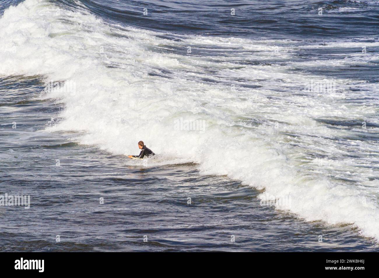 Surfisti a Ho'okipa Beach Park. Prima tappa sulla strada di Hana tour, Ho'okipa Beach Park è famosa per i surfisti e spiagge di sabbia bianca. Foto Stock