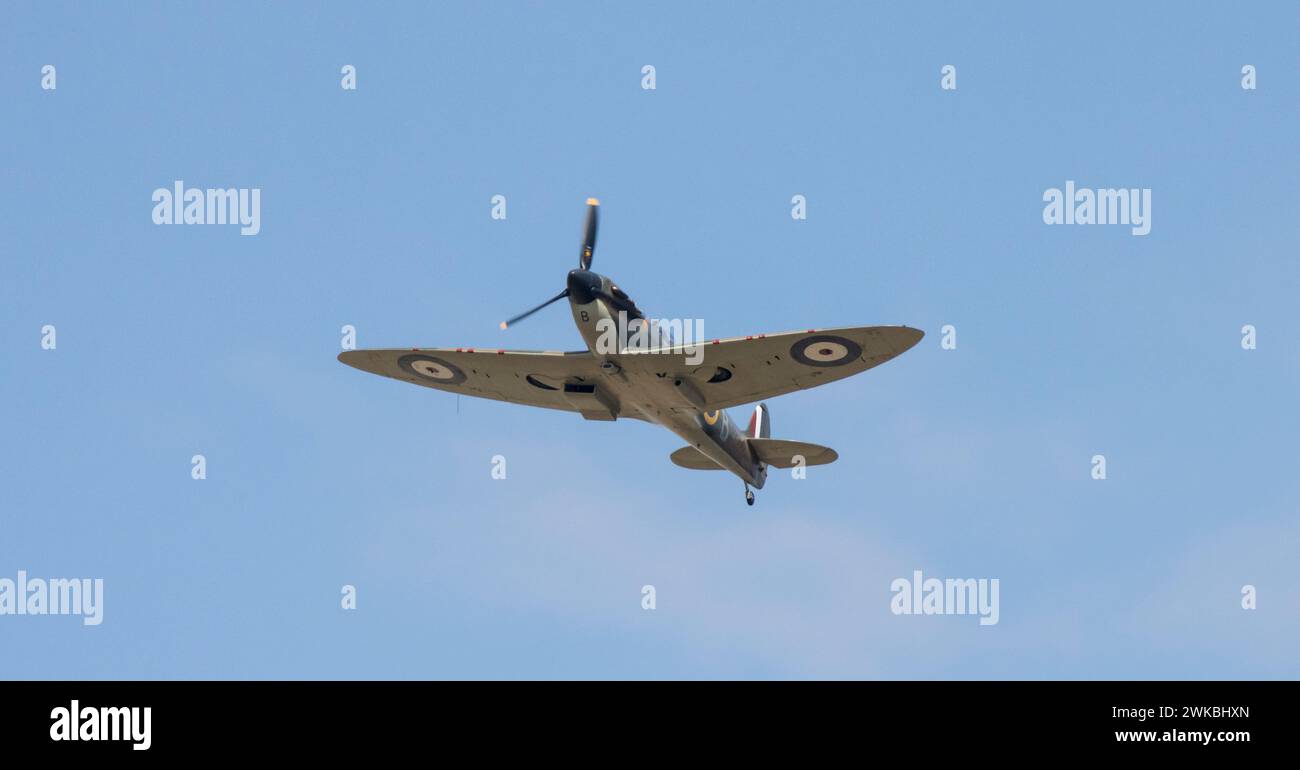 Il Supermarine Spitfire of the Battle of Britain Memorial Flight parte dall'aeroporto di Southend per il Clacton Airshow 2022 Foto Stock