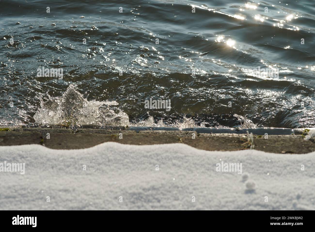 Due condizioni d'acqua si stanno incontrando, liquido e sotto forma di neve. Foto Stock