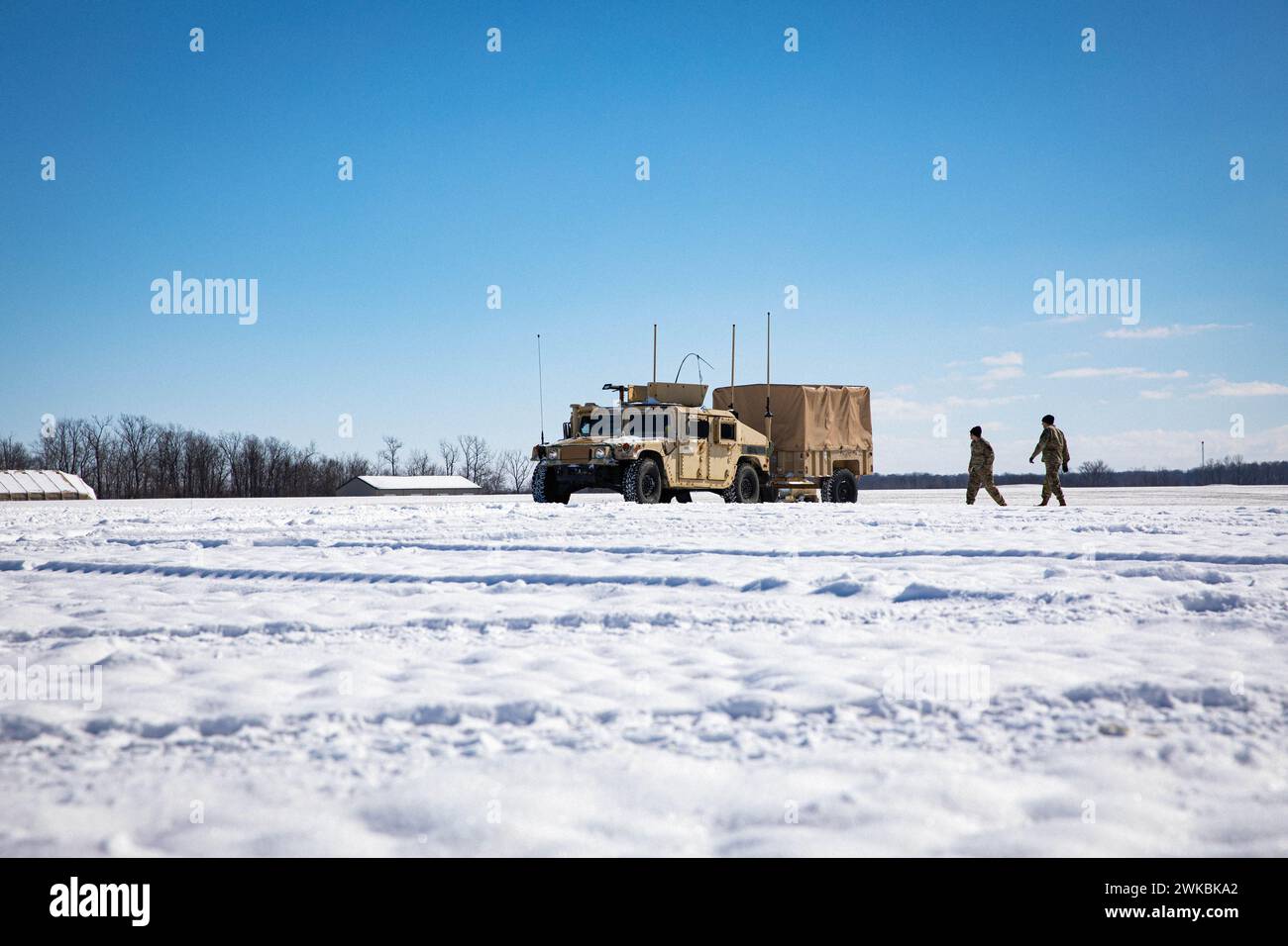 I consiglieri dell'esercito degli Stati Uniti della 2nd e della 54th Security Force Assistance Brigade si radunano insieme per eliminare la neve e caricare gli HMMWV in preparazione per collegarsi con le forze partner replicate durante l'operazione Combined Victory a Camp Atterbury, Indiana, 17 febbraio 2024. I consulenti hanno la responsabilità di assicurarsi che tutti i veicoli siano in condizioni di funzionamento ottimali, assicurandosi che siano in grado di incontrare le forze dei nostri partner e svolgere la loro missione. (Foto U.S. Army di SPC. Jonathan D. vitale) Foto Stock